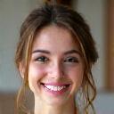 Portrait de Chloé D., souriante.